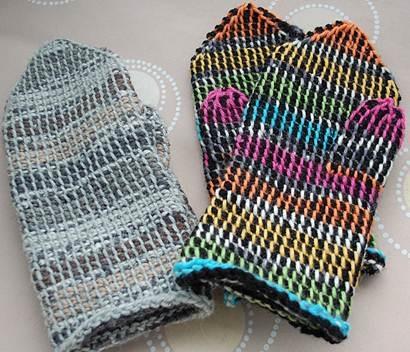 Kuvassa kaksi paria koukuttuja lapasia, toiset ovat harmaat ja toiset moniväriset